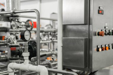 Elektronik kontrol paneli ve tank bir süt Fabrikası'nda. süt tesisi ekipman