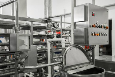 Elektronik kontrol paneli ve tank bir süt Fabrikası'nda. süt tesisi ekipman