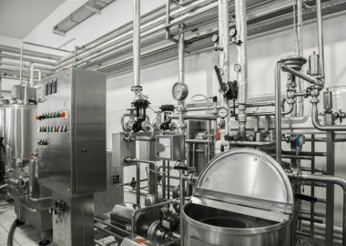 Elektronik kontrol paneli ve tank bir süt Fabrikası'nda. süt tesisi ekipman