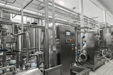 Elektronik kontrol paneli ve tank bir süt Fabrikası'nda. süt tesisi ekipman
