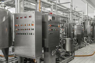 Elektronik kontrol paneli ve tank bir süt Fabrikası'nda. süt tesisi ekipman