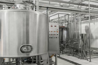 Elektronik kontrol paneli ve tank bir süt Fabrikası'nda. süt tesisi ekipman