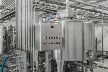 Elektronik kontrol paneli ve tank bir süt Fabrikası'nda. süt tesisi ekipman