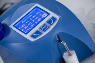 analiz ve süt ürünleri modern bir aygıtta test. Test Laboratuvarı bir süt fabrikası