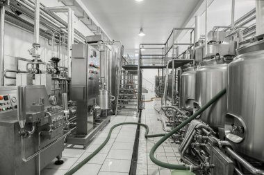 bir süt fabrikası iç genel bakış. süt tesisi ekipman