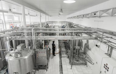 bir süt fabrikası iç genel bakış. süt tesisi ekipman