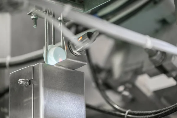 Laser Odczytuje Informacje Plastikową Osłonę Przenośniku Kapsle Fabryce — Zdjęcie stockowe