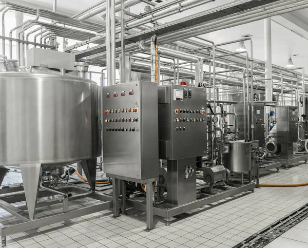 Ηλεκτρονικοσ Πινακασ Ελεγχου Και Δεξαμενή Εργοστάσιο Γάλακτος Εξοπλισμός Στο Εργοστάσιο — Φωτογραφία Αρχείου