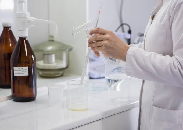 Vrouw Monsters Van Zuivelproducten Testen Het Laboratorium Testlaboratorium Van Een — Stockfoto