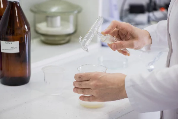 Жінка Тестує Зразки Молочних Продуктів Лабораторії Випробувальна Лабораторія Молочної Фабрики — стокове фото