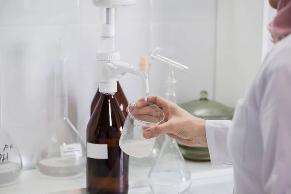 Vrouw Monsters Van Zuivelproducten Testen Het Laboratorium Testlaboratorium Van Een — Stockfoto