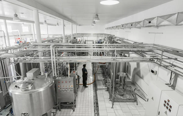 Γενική Άποψη Του Εσωτερικού Του Ένα Εργοστάσιο Γάλακτος Εξοπλισμός Στο — Φωτογραφία Αρχείου