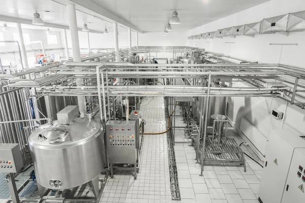 bir süt fabrikası iç genel bakış. süt tesisi ekipman