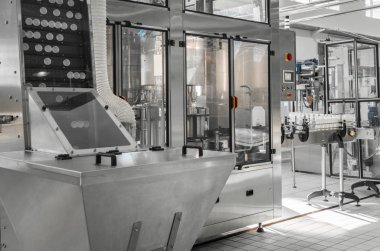 Süt Fabrikası'nda şişeler için kapaklar ile konveyör. süt tesisi ekipman