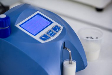 analiz ve süt ürünleri modern bir aygıtta test. Test Laboratuvarı bir süt fabrikası