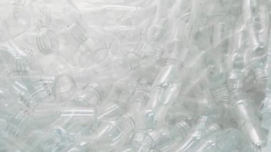 bir sürü yeni boş plastik şişe