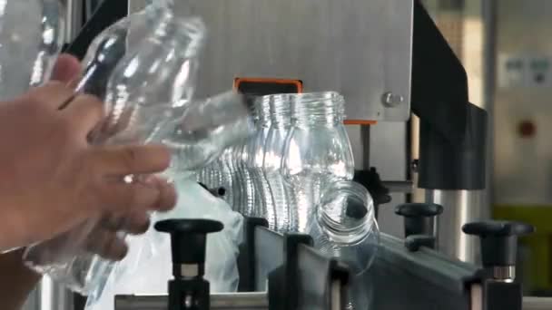 Los Trabajadores Ponen Botellas Plástico Una Cinta Transportadora Equipos Planta — Vídeos de Stock