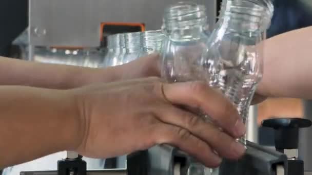 Werknemers Gezet Plastic Flessen Een Transportband Apparatuur Zuivel Fabriek — Stockvideo