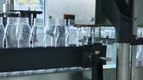 Tomma Plastflaskor Transportband Utrustning Vid Mejeri Anläggningen — Stockvideo