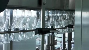 boş plastik şişe konveyör bant üzerinde. süt tesisi ekipman