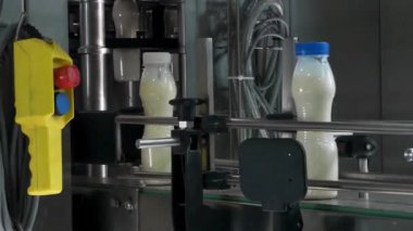Plastik süt şişelerini konveyör bant üzerinde. süt tesisi ekipman