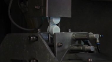 plastik kapakları üzerinde konveyör, yakın çekim. şişe kapakları fabrikada
