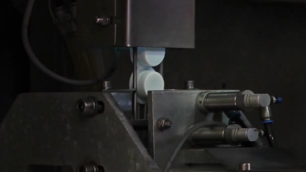 Plastik Kapakları Üzerinde Konveyör Yakın Çekim Şişe Kapakları Fabrikada — Stok video