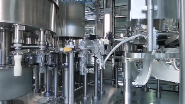 Napełnianie Butelek Mlekiem Fabryce Urządzenia Zakładzie Mleczarskim — Wideo stockowe