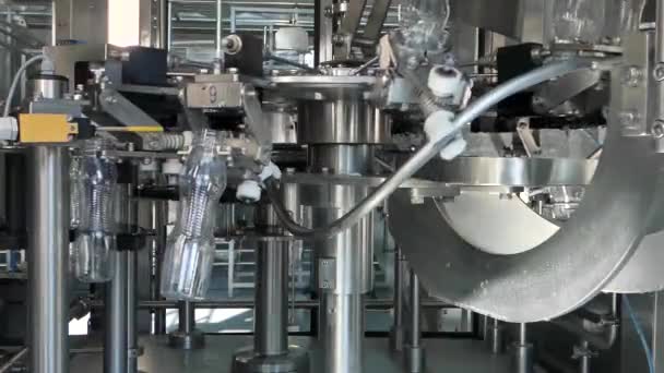 Tvättmaskin Plastflaskor Fabriken Utrustning Vid Mejeri Anläggningen — Stockvideo