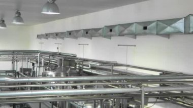 bir süt fabrikası iç genel bakış. süt tesisi ekipman