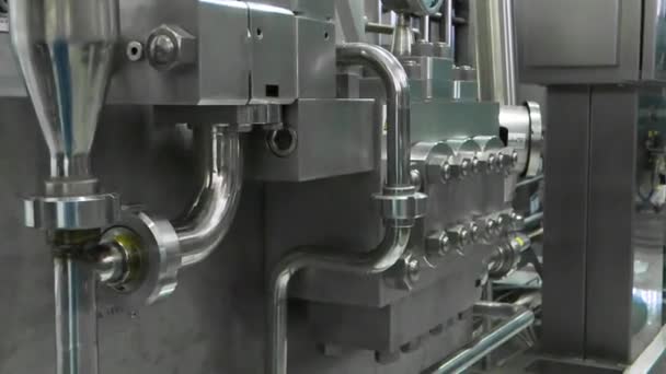 工厂内的测量传感器和管道 乳品厂的设备 — 图库视频影像