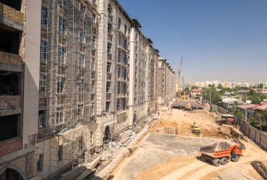 İnşaat alanında, ekskavatör ve damperli kamyon