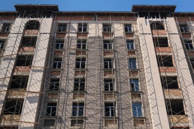 mermer kaplama bir yüksek bina cephe üzerinde çalışır