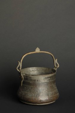 koyu arka plan üzerinde Antik metal kase. Antik Bronz sofra