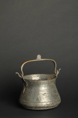 koyu arka plan üzerinde Antik metal kase. Antik Bronz sofra