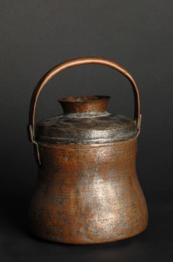 koyu arka plan üzerinde Antik metal kase. Antik Bronz sofra