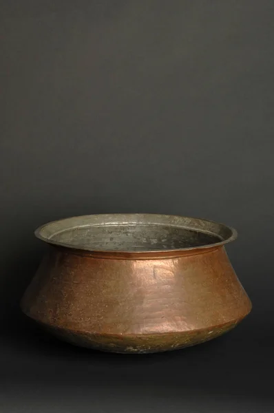 Tigela Metal Antigo Fundo Escuro Utensílios Mesa Bronze Antigo — Fotografia de Stock