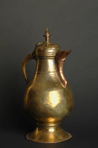 Древний Восточный Металлический Чайник Темном Фоне Антикварная Бронзовая Посуда — стоковое фото
