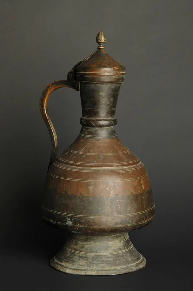 黑暗背景上的古老东方金属罐 古色古香的青铜餐具 — 图库照片
