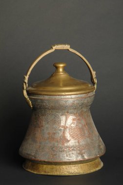 koyu arka plan üzerinde Antik metal kase. Antik Bronz sofra