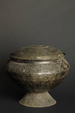 koyu arka plan üzerinde Antik metal kase. Antik Bronz sofra