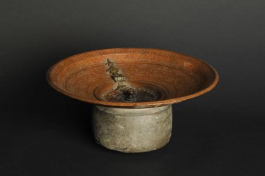 koyu arka plan üzerinde Antik metal kase. Antik Bronz sofra