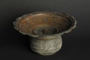 koyu arka plan üzerinde Antik metal kase. Antik Bronz sofra