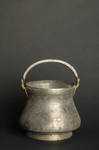 Ancien Bol Métal Sur Fond Sombre Vaisselle Bronze Antique — Photo