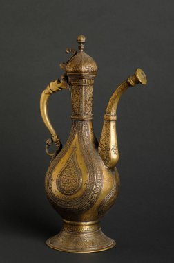 koyu arka plan üzerinde eski oryantal metal çaydanlık. Antik Bronz sofra