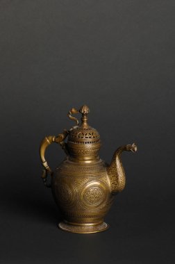koyu arka plan üzerinde eski oryantal metal çaydanlık. Antik Bronz sofra