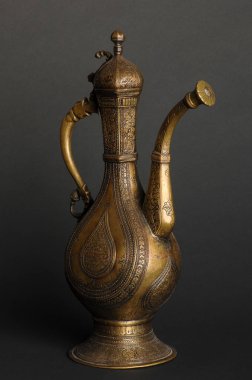 koyu arka plan üzerinde eski oryantal metal çaydanlık. Antik Bronz sofra