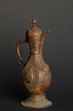 koyu arka plan üzerinde eski oryantal metal çaydanlık. Antik Bronz sofra