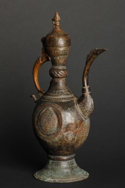 koyu arka plan üzerinde eski oryantal metal çaydanlık. Antik Bronz sofra