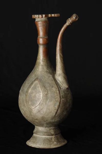 Ókori Keleti Fém Teáskanna Sötét Háttér Előtt Antik Bronz Edények — Stock Fotó